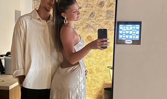 🥰20岁拜仁新援比绍夫官宣恋情，女友是拜仁名宿绍尔17岁的女儿