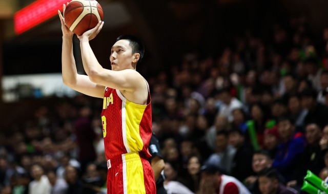 星空体育官网-媒体人：中国男篮非常团结，胡明轩首节8分不负众望