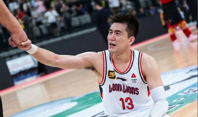 缺席广州NBA季前赛！郭艾伦宣称专心康复却上综艺踢球，球迷：退役吧