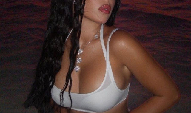 星空体育在线登录-大秀好身材！乔治娜社媒晒照，在红海海边奔跑