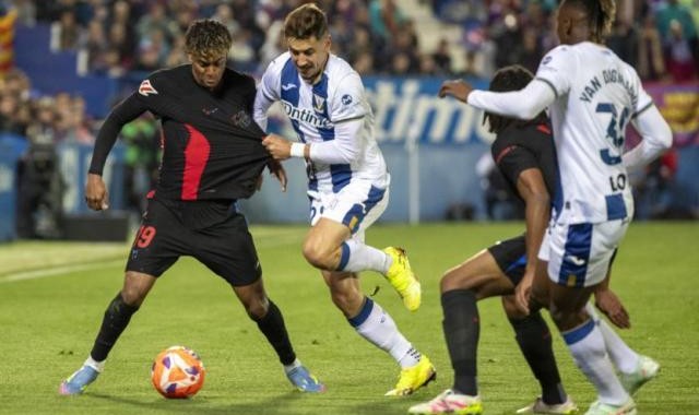 星空体育官网-靠乌龙球胜保级队，巴萨快撑不住了吗？